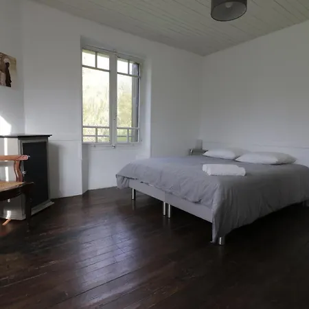 Maison Dans Le Bourg, 6-8 Couchages Avec Piscine *